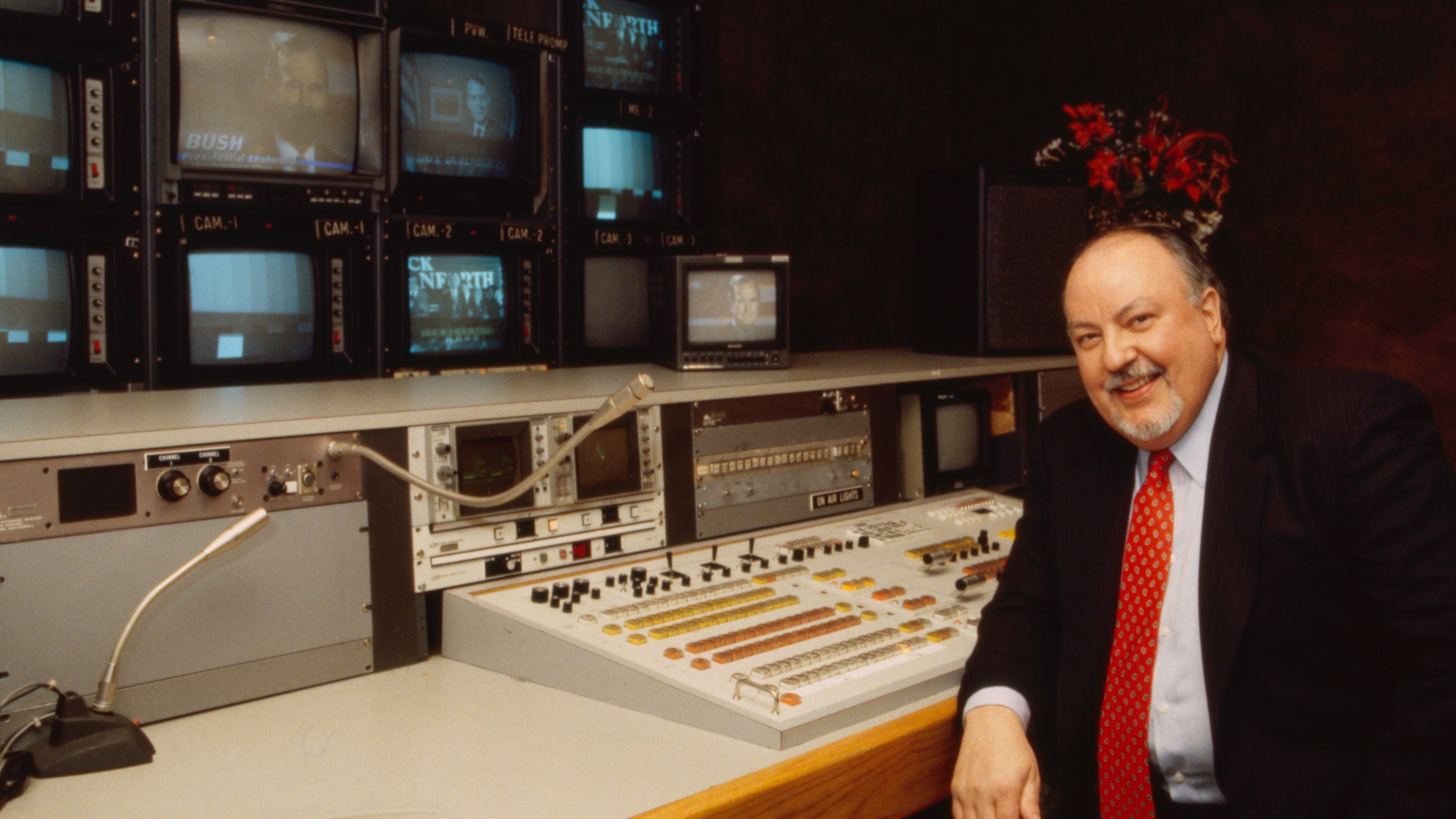 Foto de DIVIDE AND CONQUER: THE STORY OF ROGER AILES