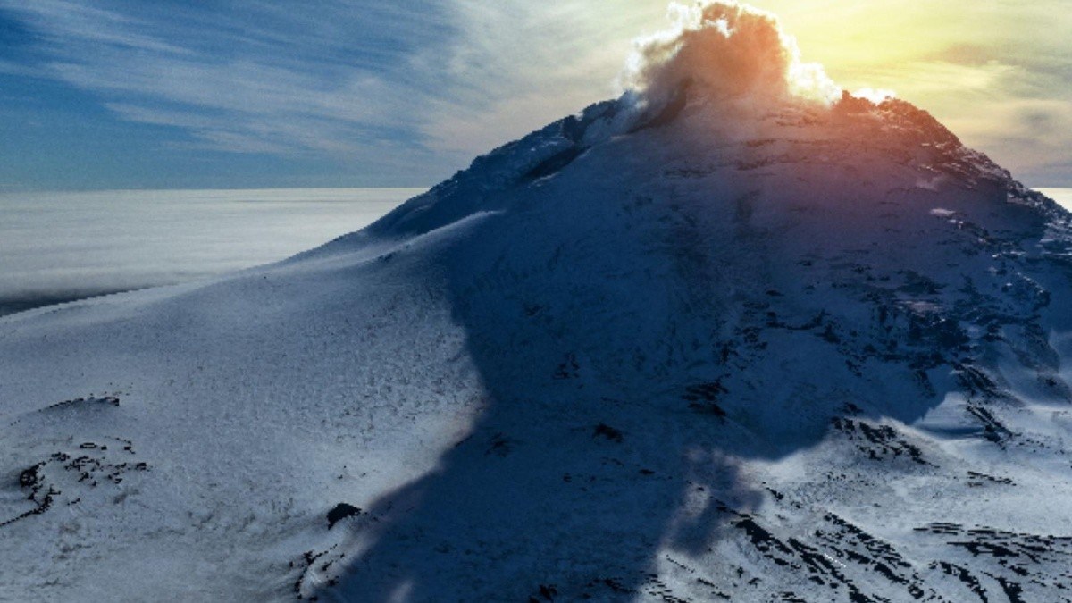 Foto de EXPLORER: LAGO DE FUEGO