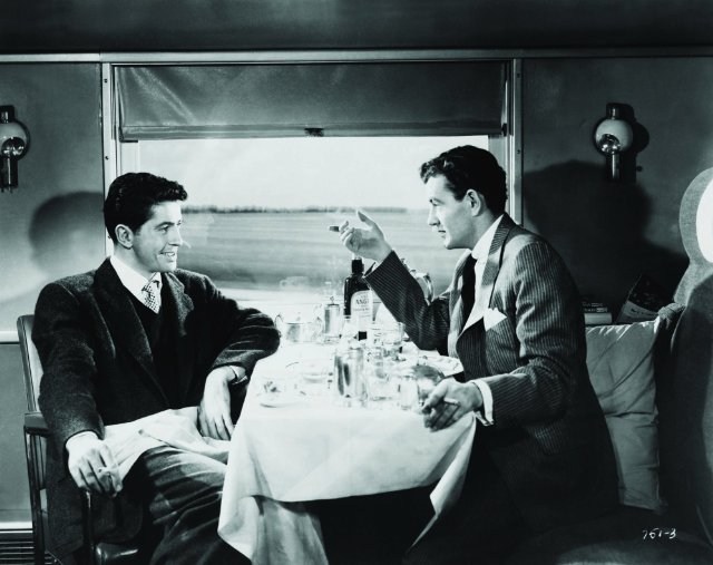 Foto de EXTRAÑOS EN UN TREN