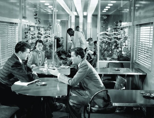 Foto de EXTRAÑOS EN UN TREN