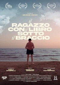 Il ragazzo con il libro sotto il braccio