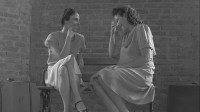INVOCACION de un espectáculo que quedó en suspenso. MILENA e IRENE, periodistas.