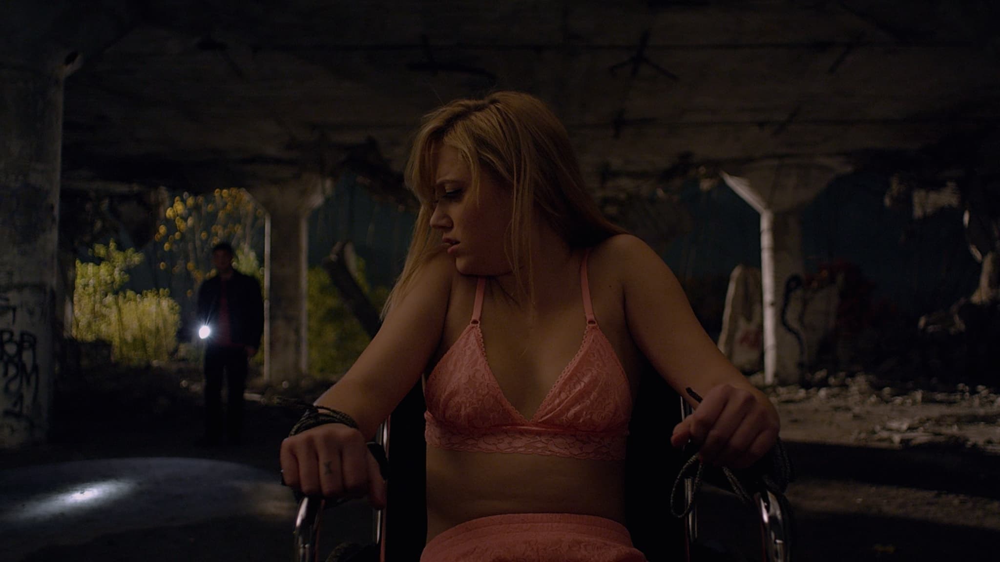 Foto de IT FOLLOWS (TE SIGUE)