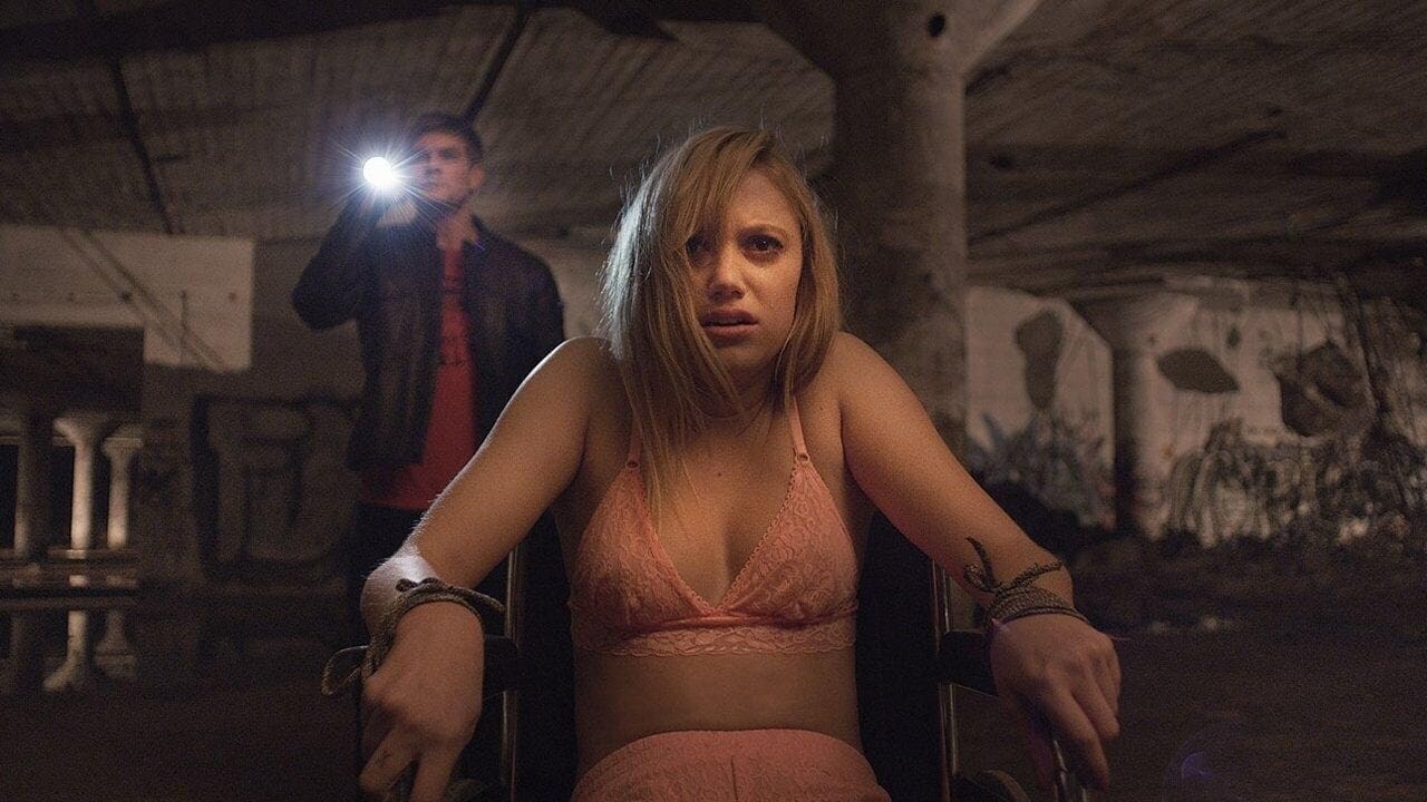 Foto de IT FOLLOWS (TE SIGUE)