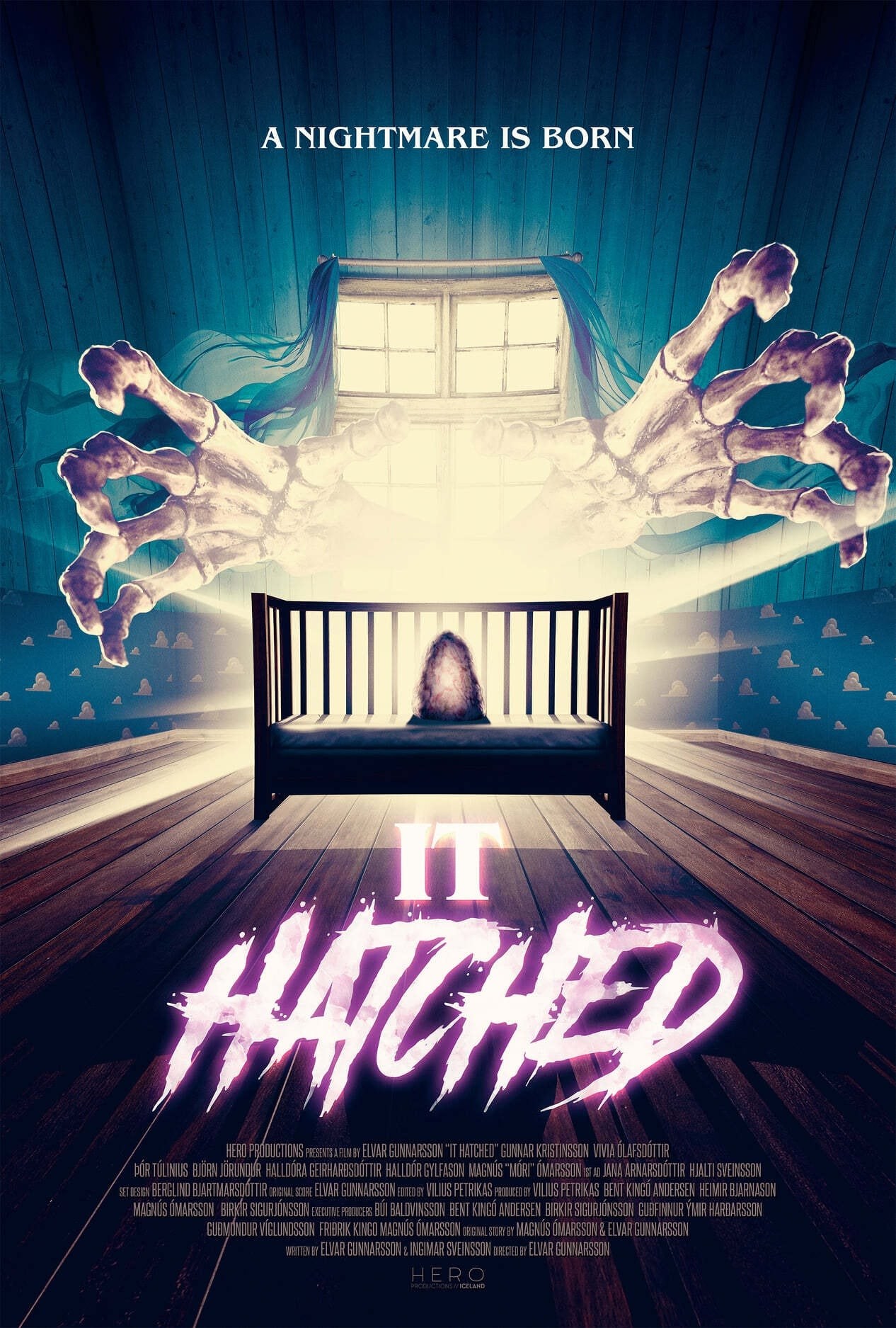 Poster de IT HATCHED en inglés