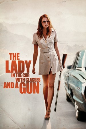 La dame dans l'auto avec des lunettes et un fusil