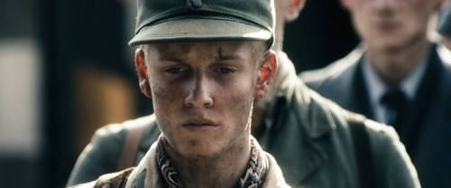 Foto de LAND OF MINE. BAJO LA ARENA