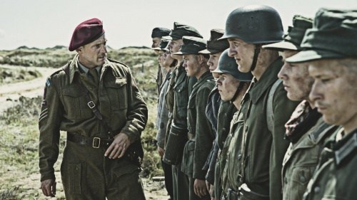 Foto de LAND OF MINE. BAJO LA ARENA