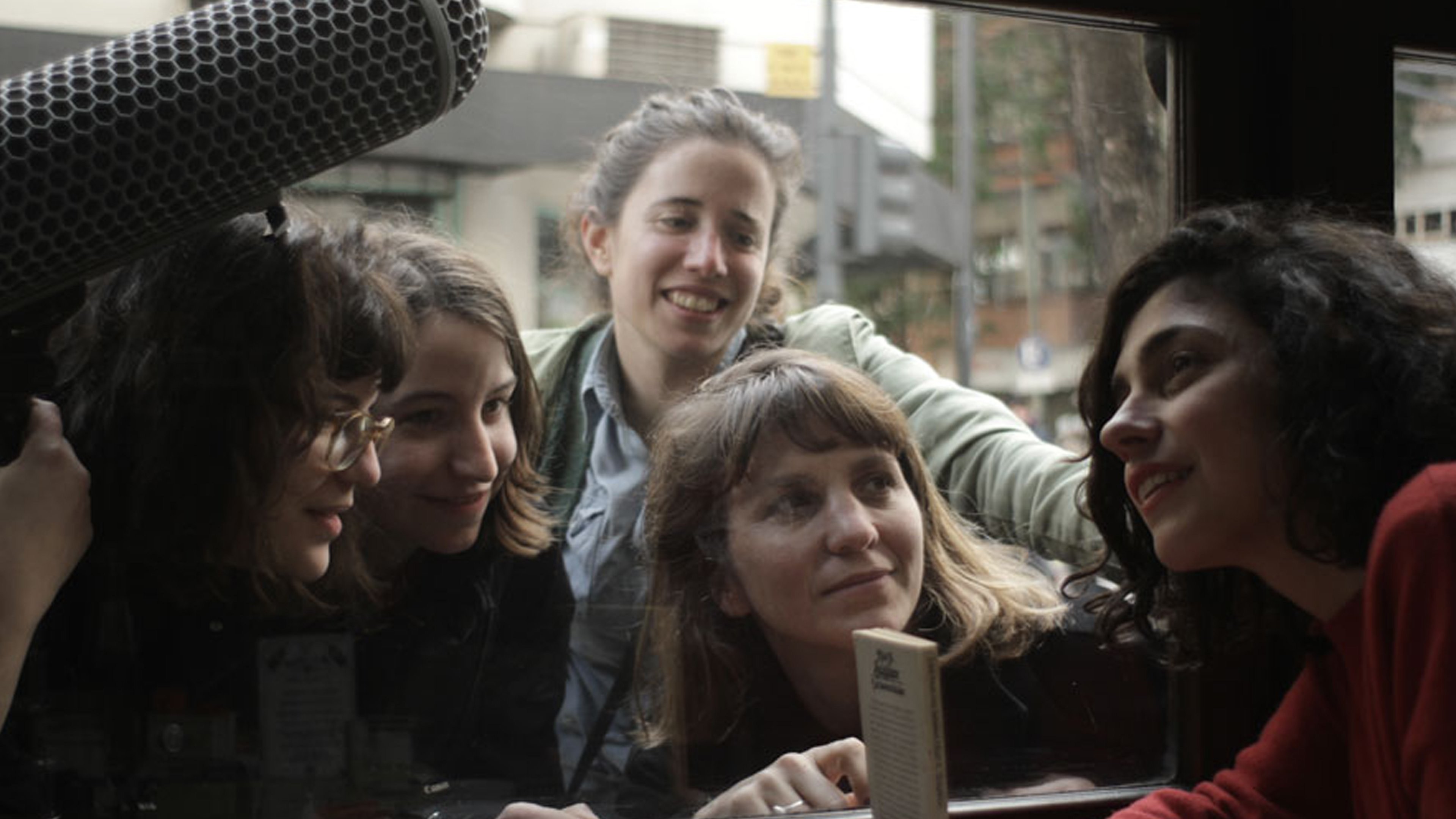 Foto de LAS POETAS VISTAN A JUANA BIGNOZZI