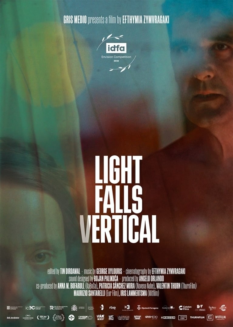 Poster de AHORA LA LUZ CAE VERTICAL en inglés