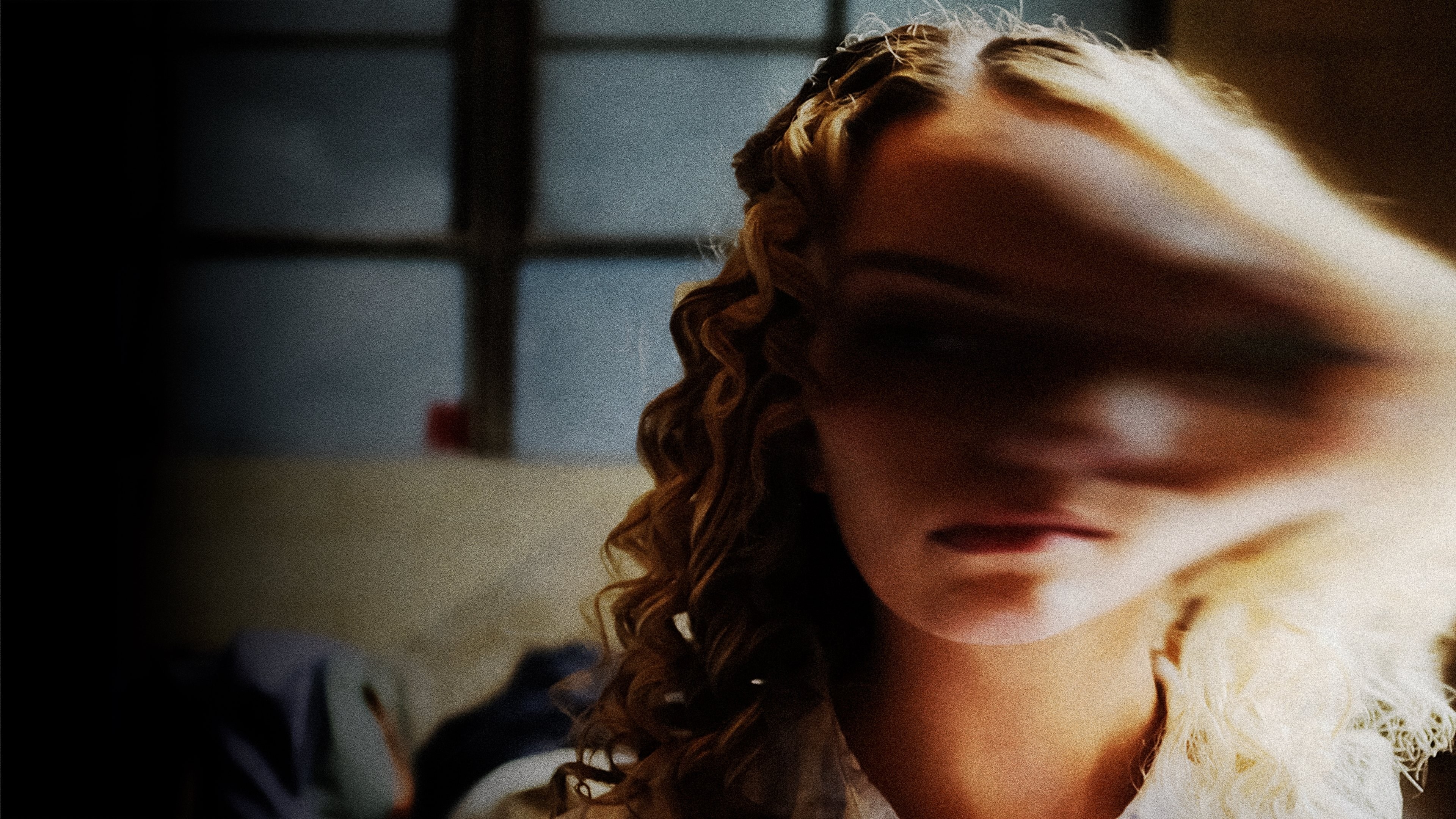 Foto de MAN FINDS TAPE