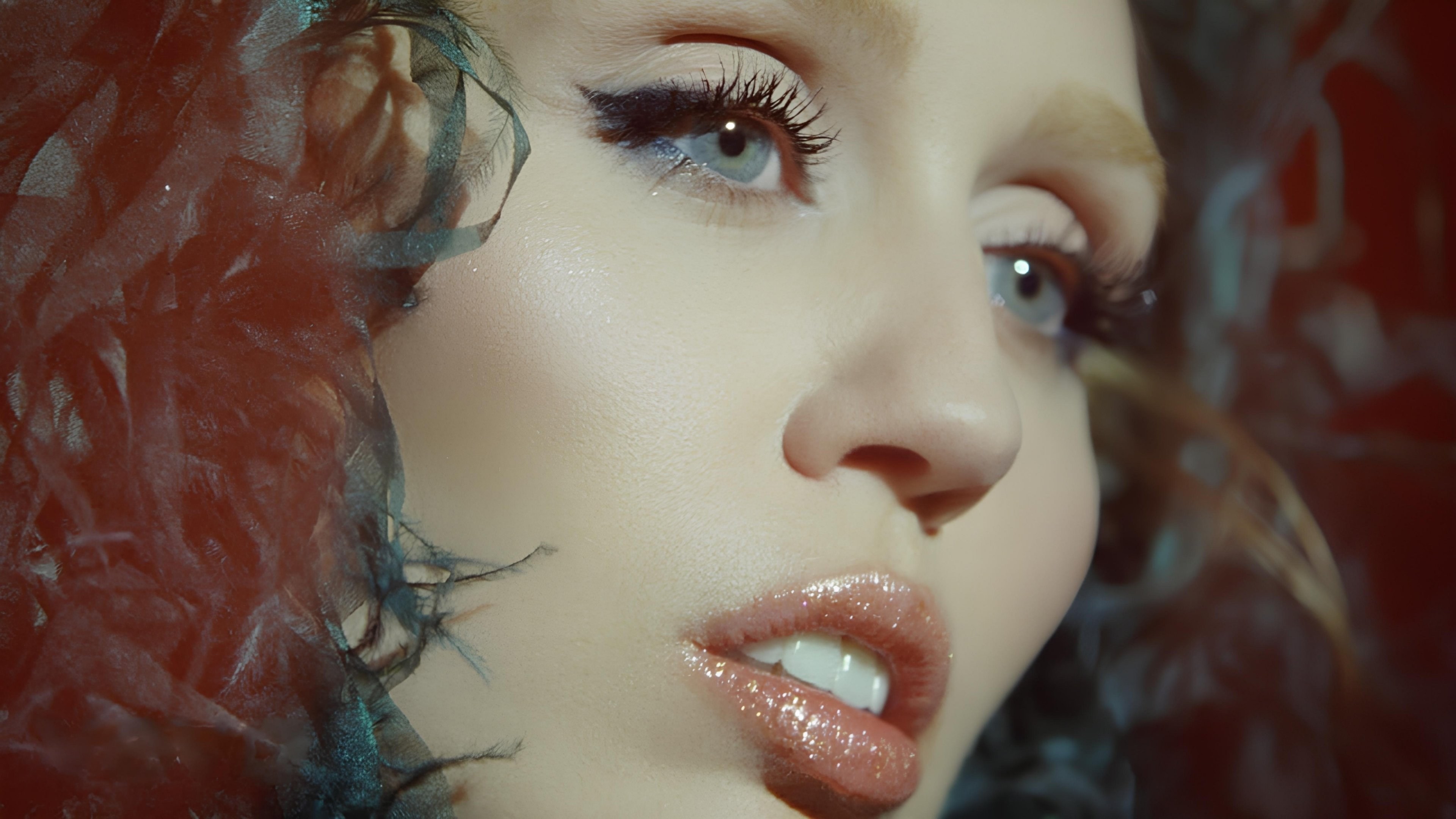 Foto de MILEY CYRUS: SOMETHING BEAUTIFUL