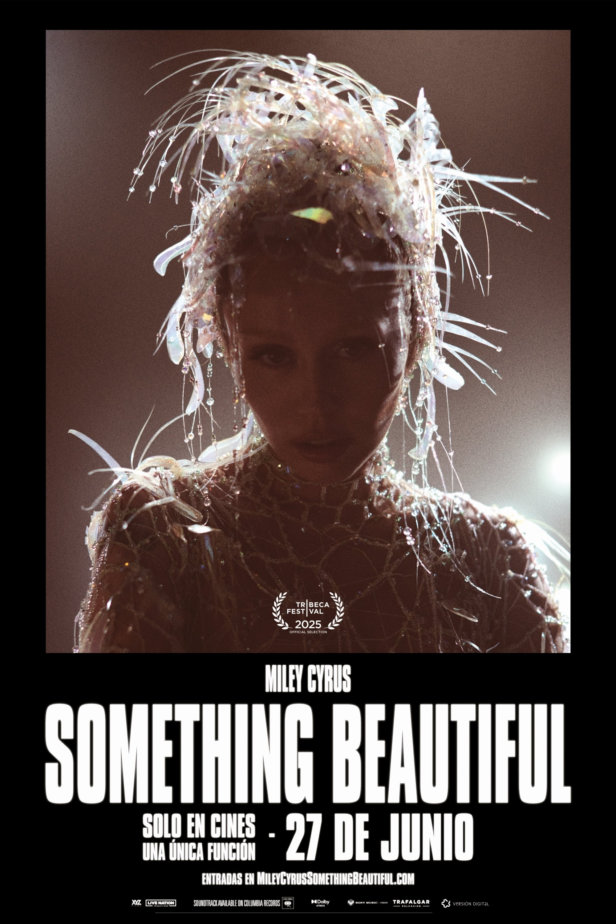 Poster de MILEY CYRUS: SOMETHING BEAUTIFUL en español