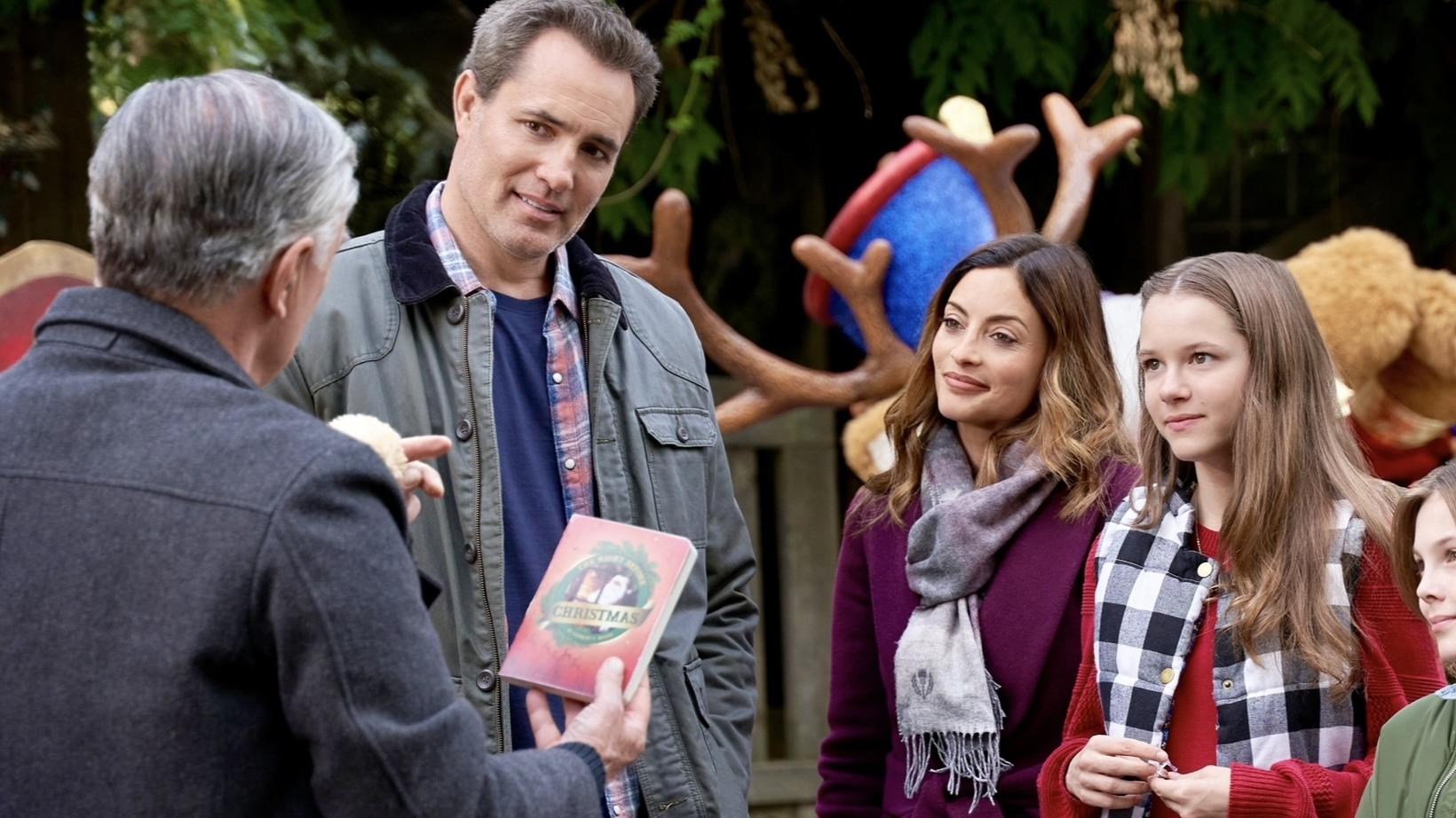 Foto de MYSTERY ON MISTLETOE LANE