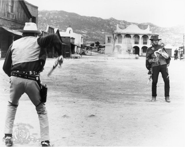 Foto de POR UN PUÑADO DE DÓLARES