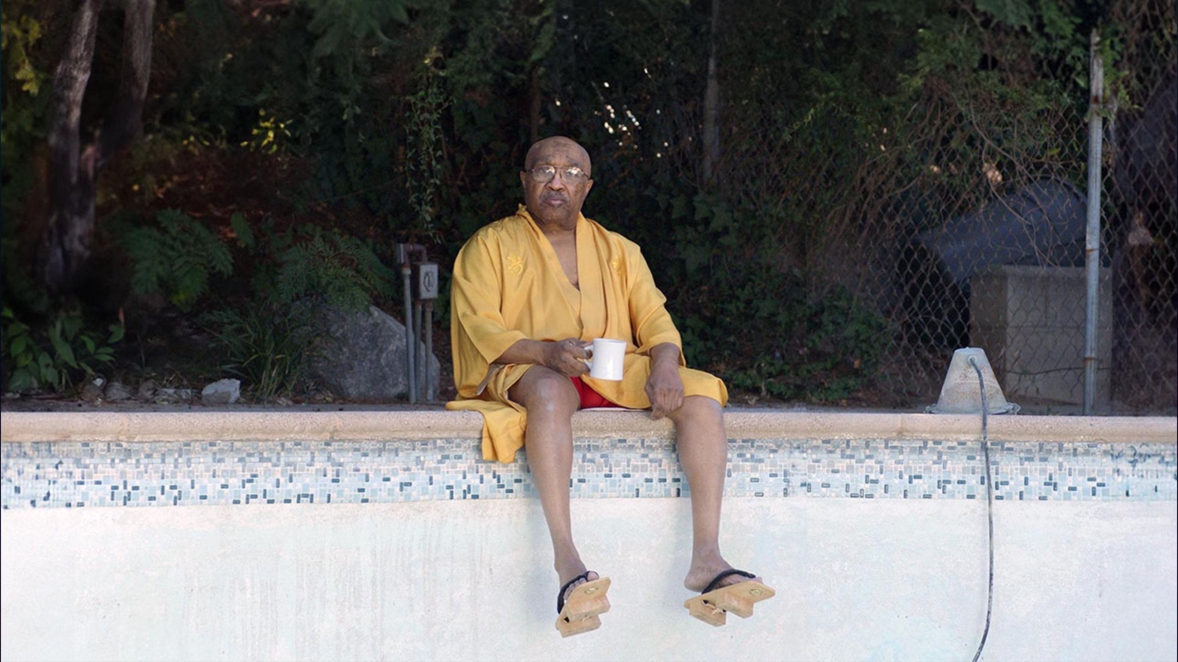 Foto de SWAMP DOGG GETS HIS POOL PAINTED