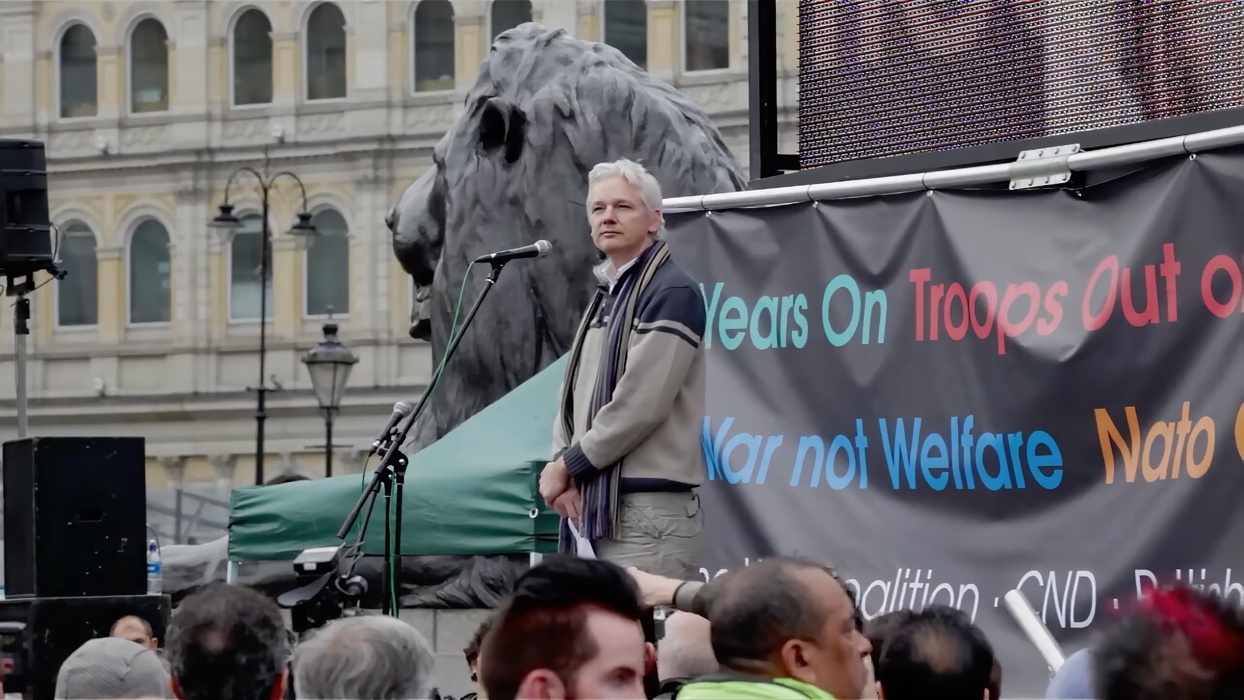 Foto de THE TRUST FALL: JULIAN ASSANGE