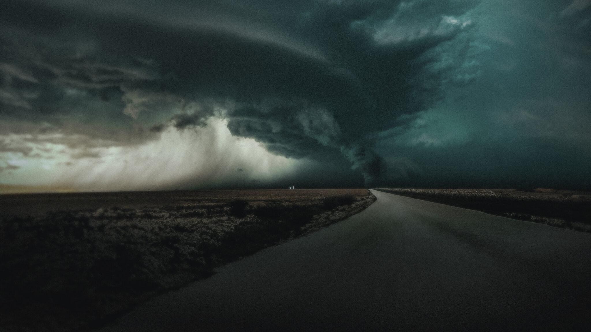 Foto de THE TWISTER: CAUGHT IN THE STORM