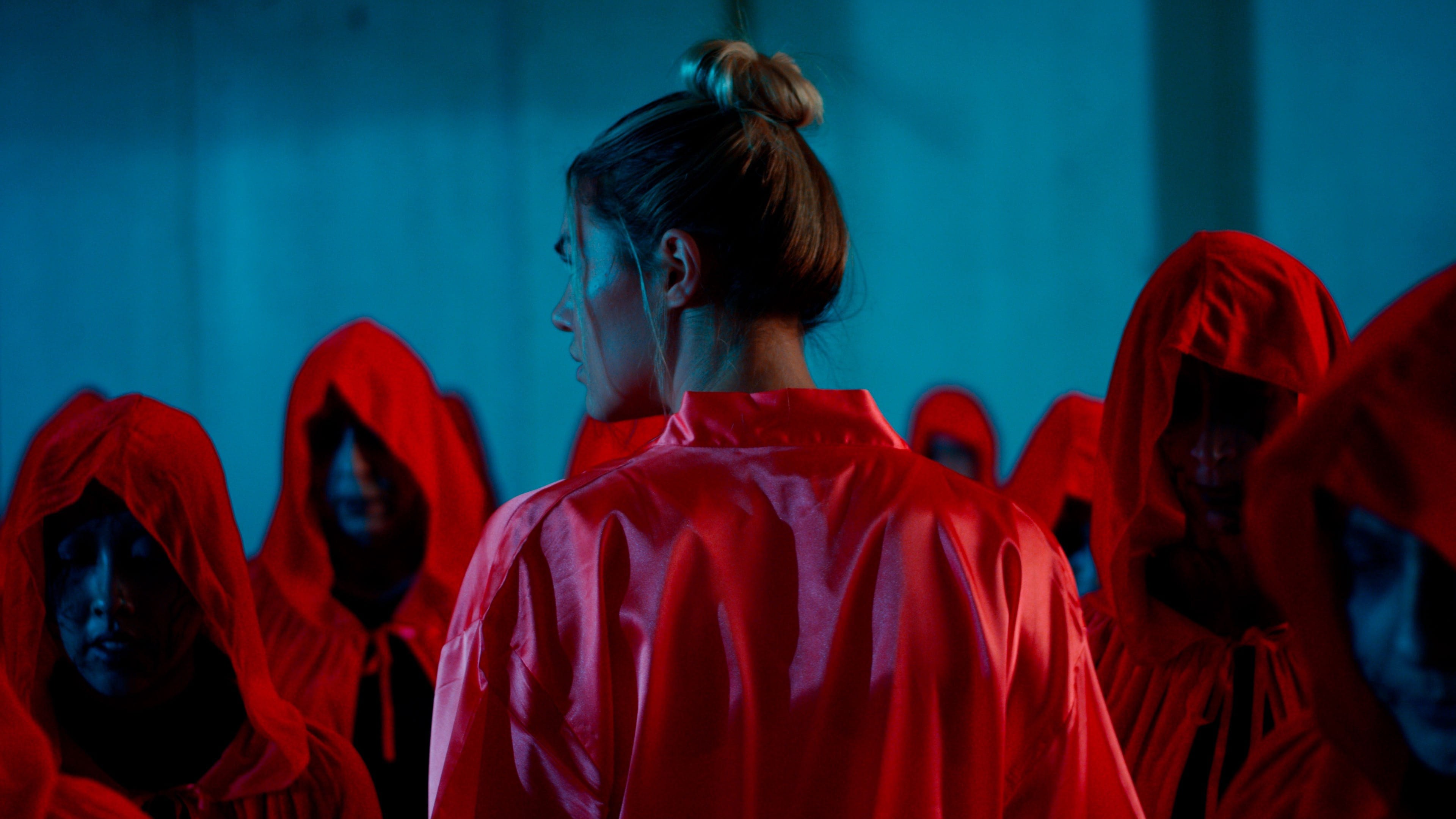 Foto de WOMAN IN THE MAZE