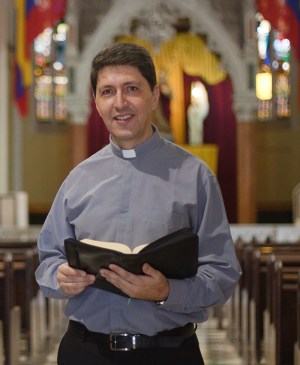 Padre Carlos Yepes Hablemos