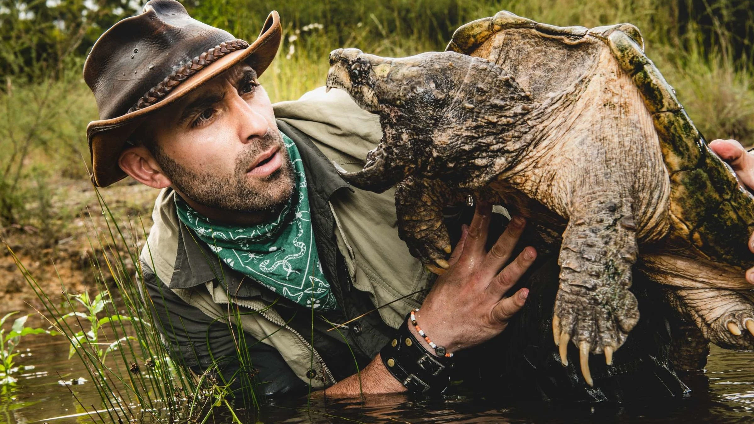 Foto de Coyote Peterson en lo salvaje