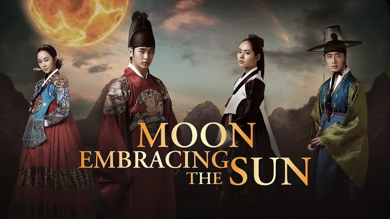 Foto de The Moon Embracing the Sun