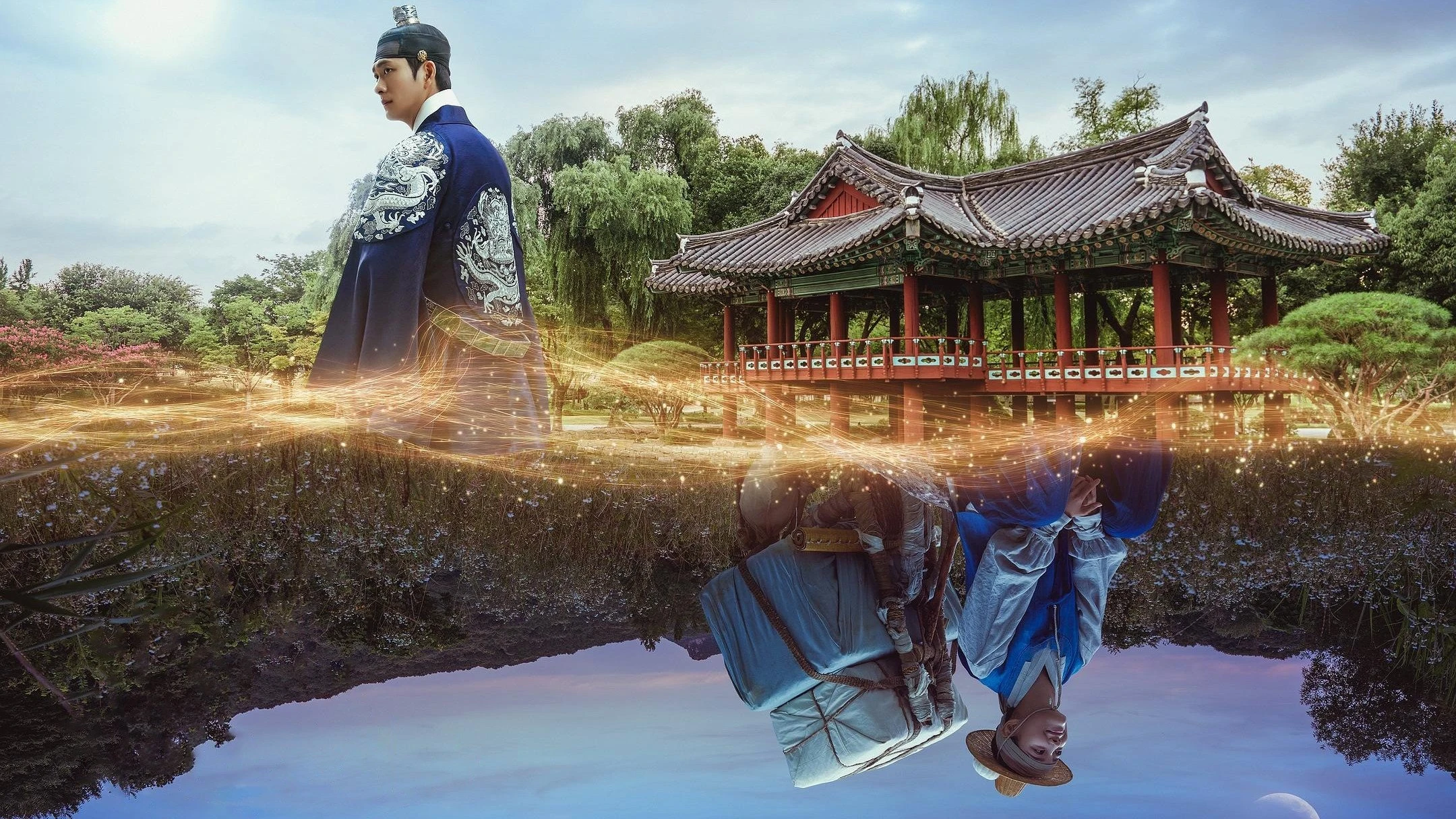 Foto de The Moon Flows over the River 