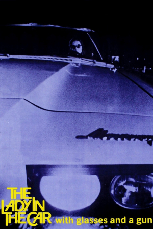 La dama del coche con gafas y fusil