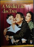 A Media Luz Los Tres