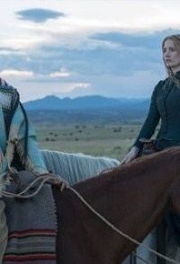 La mujer que camina delante