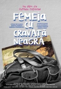 Femeia cu cravatã neagrã