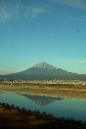 Le mont Fuji vu d'un train en marche