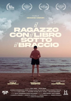 Il ragazzo con il libro sotto il braccio